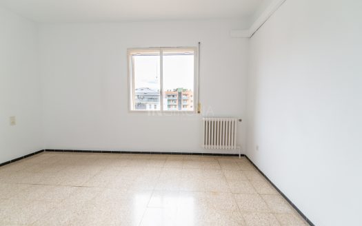 PISO EXTERIOR DE 4 DORMITORIOS DOBLES (DEVESA)