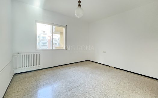 PISO EXTERIOR DE 4 DORMITORIOS DOBLES (DEVESA)