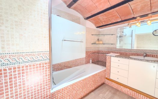 Ático dúplex con garaje en el Barri Vell de Girona con licencia turistica activa