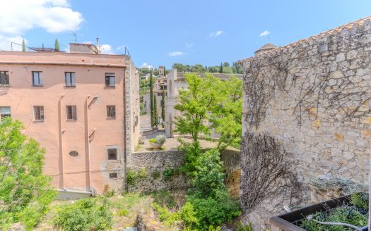 Ático dúplex con garaje en el Barri Vell de Girona con licencia turistica activa