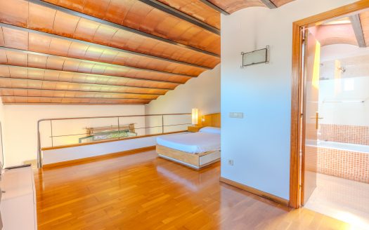 Ático dúplex con garaje en el Barri Vell de Girona con licencia turistica activa