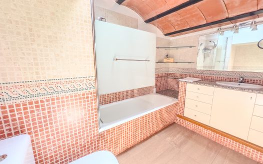 Ático dúplex con garaje en el Barri Vell de Girona con licencia turistica activa